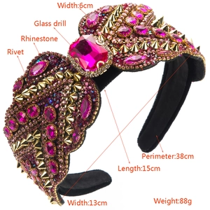 Serre-tête de luxe avec strass roses et rivets dorés sur tissu noir élégant
