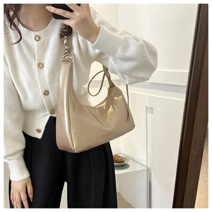 Schicke Hobo-Bag in Metallic-Champagnergold mit gerafftem Schultergurt-Design