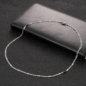 Gros plan d'un collier chaîne serpent plate en acier inoxydable argenté sur cuir noir