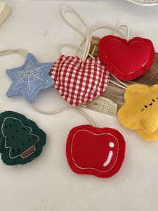 Handgemaakte stoffen sleutelhangers met geborduurde fruit- en stervormige motieven