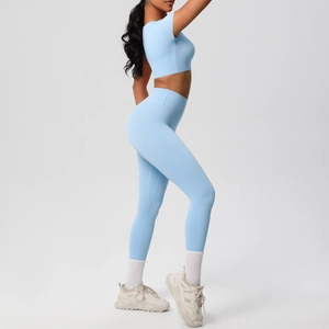Vue détaillée de l'ensemble de yoga bleu clair en nylon avec legging et haut court