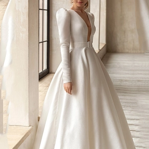 Elegante abito da sera in raso bianco a maniche lunghe con scollo a V e cintura
