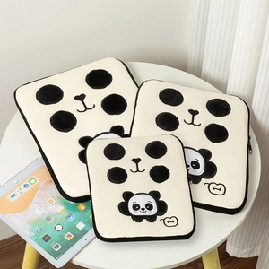 Set di tre custodie in peluche ricamate a panda per laptop e tablet color crema