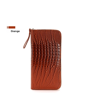 Detalle de textura de cocodrilo naranja en cartera larga con cremallera y correa de mano