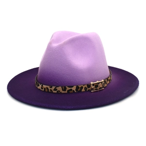 Dettaglio cappello fedora sfumato viola con fascia leopardata e fibbia dorata lucida