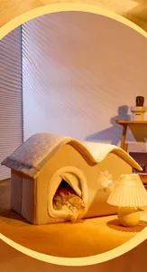 Detalle de casa para mascota con forro de felpa y bordado de pata en luz natural cálida