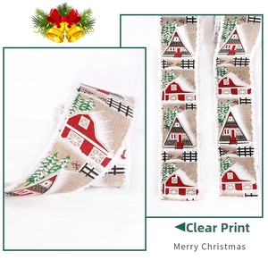 Détail du ruban de Noël de 5m avec bords en fausse fourrure et motif de maison rustique