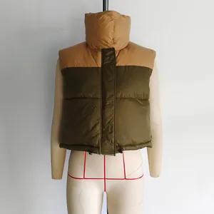 Détail du gilet matelassé bicolore avec col montant en jaune et vert contrasté