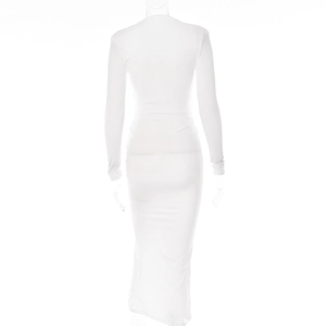 Vue arrière d'une robe longue blanche à manches longues avec taille ajustée et silhouette chic