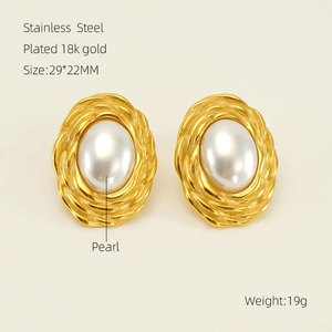 Detailed view of 18k gold plated stainless steel pearl earrings with braided border