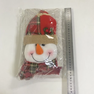 Detailansicht der Schneemann-Stuhlabdeckung mit Lineal zur Messung der 27cm Höhe