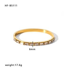 Detailansicht eines 6mm vergoldeten Edelstahl-Armbands mit quadratischen Zirkoniasteinen