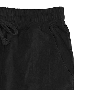 Dettaglio dei pantaloni da spiaggia in lino da uomo con coulisse elastica e tasche laterali