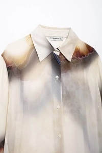Détail d'une chemise pour femme à imprimé abstrait avec col et boutons élégants