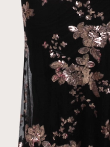 Gros plan de broderies de paillettes or rose sur tulle noir pour robe de soirée