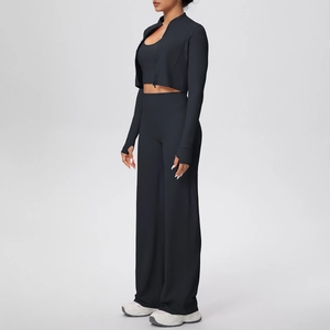 Vue latérale détaillée de l'ensemble fitness noir 3 pièces avec veste zippée et pantalon large