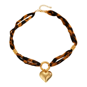 Collier à imprimé léopard avec pendentif cœur doré et chaîne en métal réglable