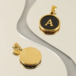 Pendentif lettre A en acier inoxydable plaqué or 18k avec finition en émail noir