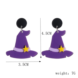 Détail montrant les dimensions des boucles d'oreilles chapeau de sorcière violet Halloween