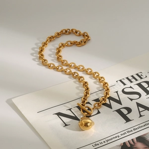 Collana di lusso in acciaio al titanio dorato con pendente a sfera e chiusura a T