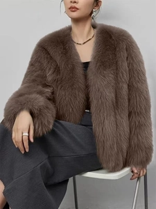Manteau chic en fausse fourrure de renard marron pour femme avec col en V et texture douce