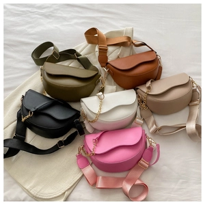 Sacs bandoulière demi-lune en six couleurs avec larges bretelles et chaînes