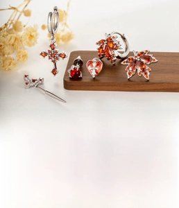 Dettaglio degli orecchini in argento con foglia d'acero e zirconi incastonati