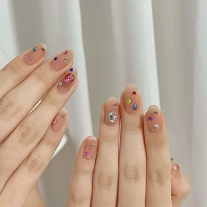 Manicura rosa nude con diamantes de imitación de cristal mixtos y gemas de corazón
