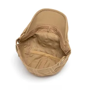 Detail der khakifarbenen Baumwoll-Baskenmütze mit Innenfutter und weißen Ziernähten