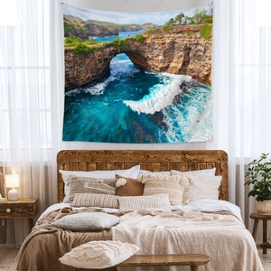 Détails de la tapisserie bohème avec paysage d'île Broken Beach dans une chambre cosy