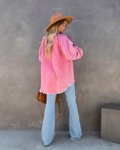 Detail einer rosa Jeansjacke mit ausgefransten Kanten und Vintage-Distressed-Design