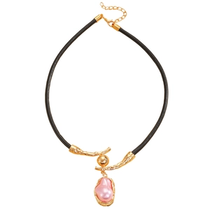 Detail van roze barokparel hanger met goud metaal aan een zwart lederen koord