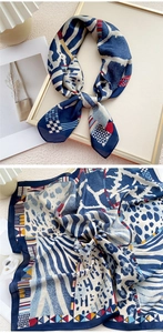 Détail d'un foulard en soie avec imprimé zèbre et motifs géométriques tons bleus