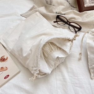 Vue détaillée d'un sac de rangement en coton à cordon pour organiser les vêtements