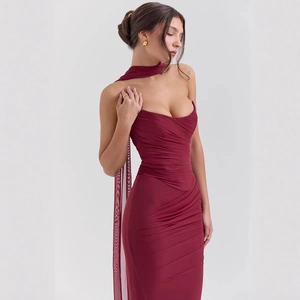 Robe midi ajustée en tulle bordeaux avec décolleté licou drapé et détails froncés