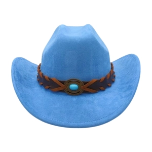 Détail du chapeau de cowboy bleu clair avec bande en cuir tressé et pierre turquoise