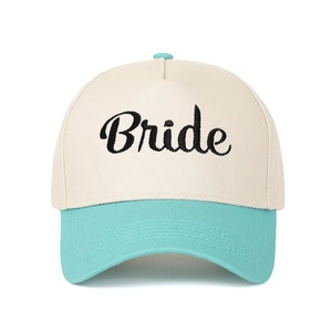 Dettaglio del ricamo Bride sul cappellino trucker bicolore in cotone beige e turchese