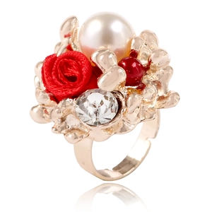 Vue détaillée de la rose en soie rouge, perle et cristaux sur bague dorée