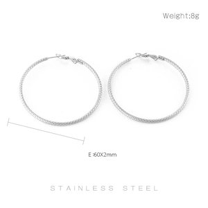 Detailansicht großer Edelstahl-Creolen 60mm Durchmesser mit 8g Gewichtsangabe
