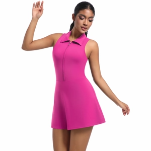 Détail de robe de tennis rose avec col polo zippé et tissu de sport extensible