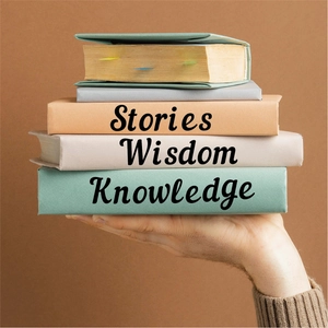 Détail de livres décoratifs en papier avec titres Stories, Wisdom et Knowledge au dos