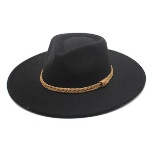 Dettaglio del cappello fedora nero con fascia intrecciata marrone e corona a goccia