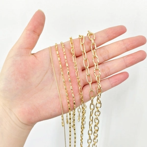 Cinque collane assortite in acciaio inossidabile placcato oro 18k con maglie a catena e graffetta
