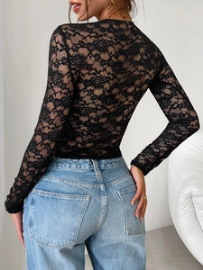 Vue arrière d'un haut sexy Y2K en dentelle noire à manches longues et motifs floraux