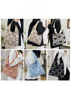 Détail du grand sac cabas en tricot à motif de cœur en plusieurs couleurs pour femme