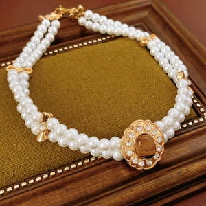 Dettaglio del bracciale vintage a doppio filo di perle con occhio di tigre e cristalli