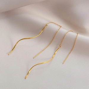 Boucles d'oreilles pendantes dorées élégantes avec design minimaliste ondulé pour femme