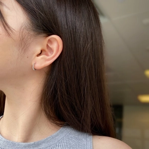 Minimalist S925 sterling silver geometric bead hoop earrings worn by a model