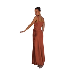 Elegantes rostrotes Satin-Maxikleid mit breiten Trägern und offenem Rückendesign