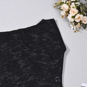 Détail de dentelle crochetée noire avec empiècement en résille et motif floral ajouré